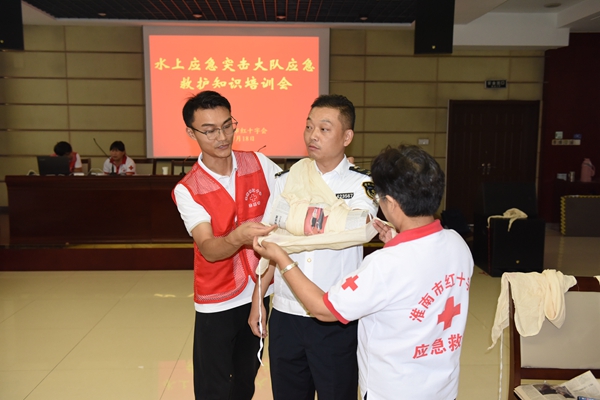 淮南市红十字会为海事水上应急突击队进行救护培训