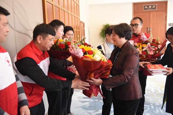 副市长陆晞慰问优秀红十字志愿者1