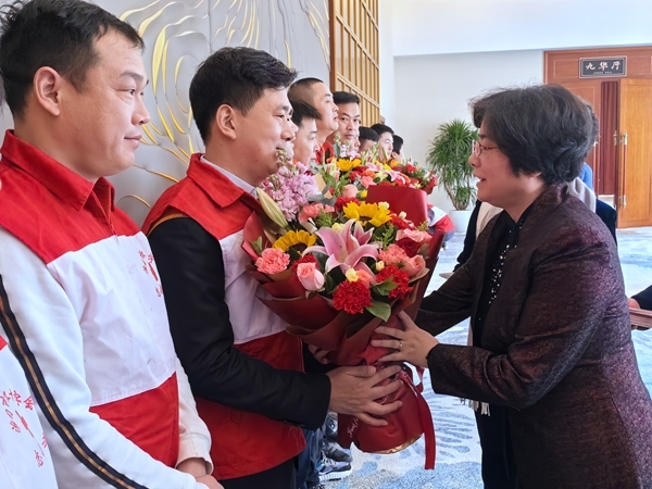 副市长陆晞慰问优秀红十字志愿者4