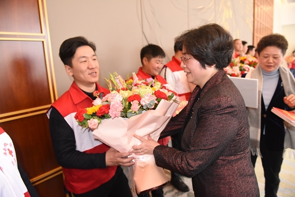 副市长陆晞慰问优秀红十字志愿者5