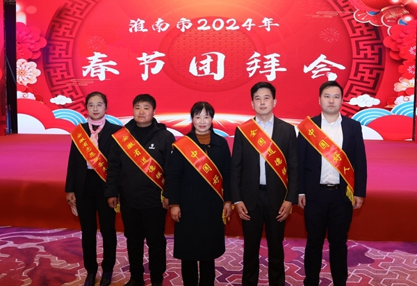 市团拜会礼遇“淮小红”1