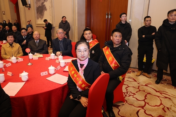 市团拜会礼遇“淮小红”5