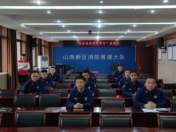淮小红”与“火焰蓝”共话学雷锋2
