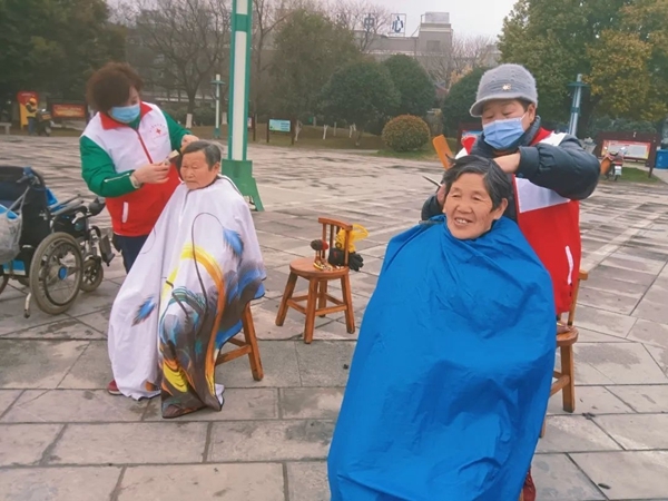 “淮小红”多种活动践行雷锋精神8