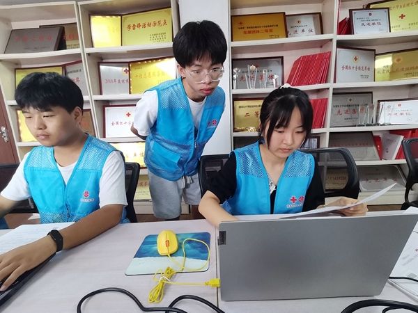 大学生志愿者黄嘉伟薪火相传带头人18