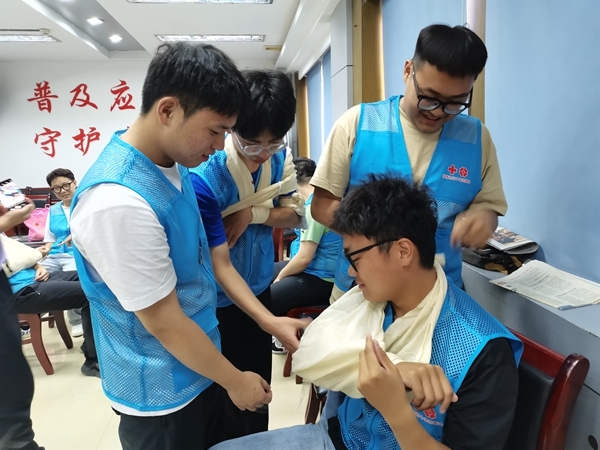 大学生志愿者黄嘉伟薪火相传带头人2