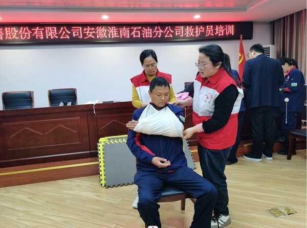 市红十字会为中石化职工再训应急救护10