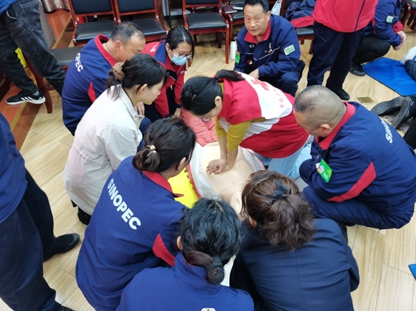 市红十字会为中石化职工再训应急救护11