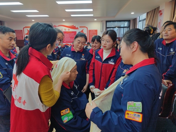 市红十字会为中石化职工再训应急救护2