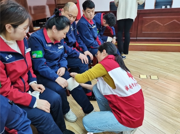 市红十字会为中石化职工再训应急救护4