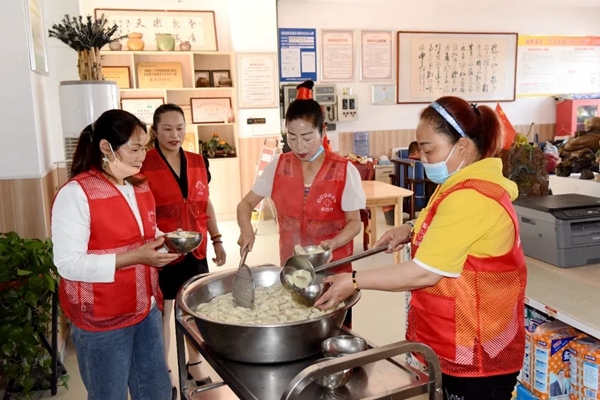 “淮小红”为老人送上爱心“大餐”11