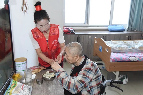 “淮小红”为老人送上爱心“大餐”5