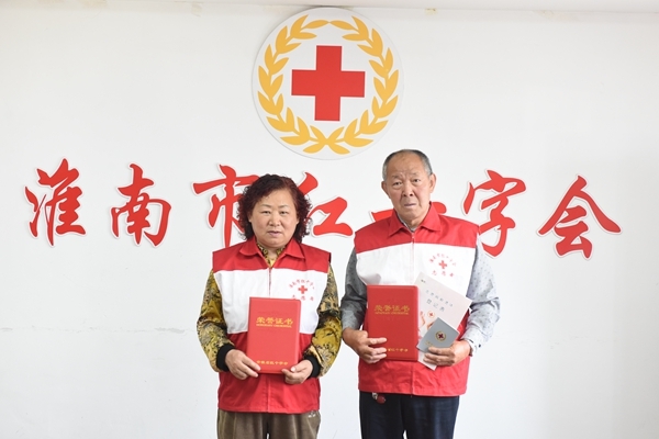 这位热心大妈又动员来两位志友2