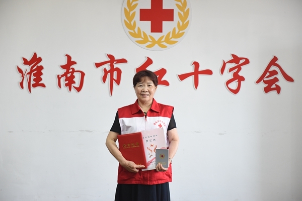 这位热心大妈又动员来两位志友4