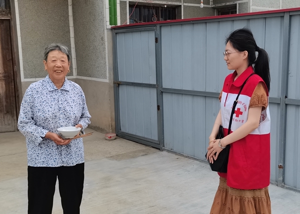 淮南市红十字会走访帮扶户4