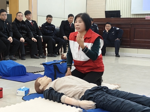 淮南市红十字会法院职工培训应急救护2