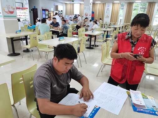 市红十字会赴寿县指导动员献血采样2