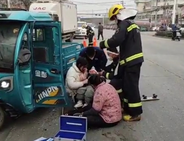 危难之时消防救护员及时成功救护伤员2
