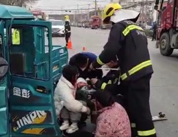 危难之时消防救护员及时成功救护伤员3