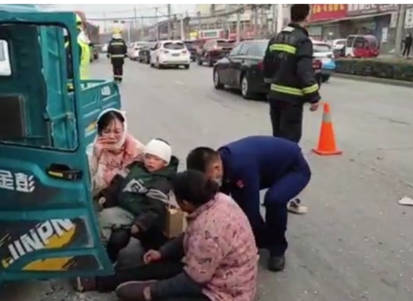 危难之时消防救护员及时成功救护伤员4