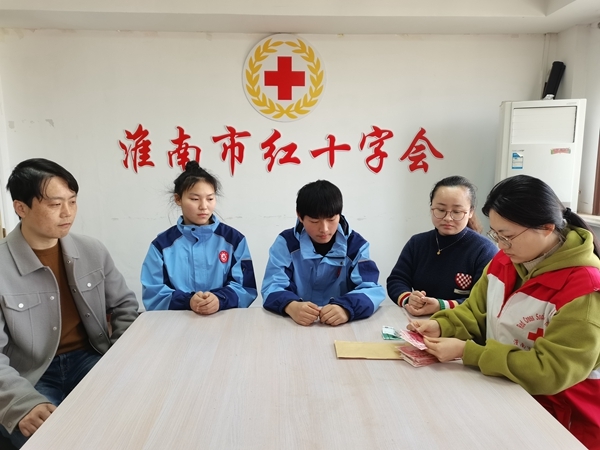 淮南七中学生义卖献爱心1