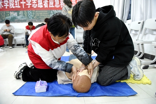 淮南市红会为淮职志愿者进行应急救护培训11
