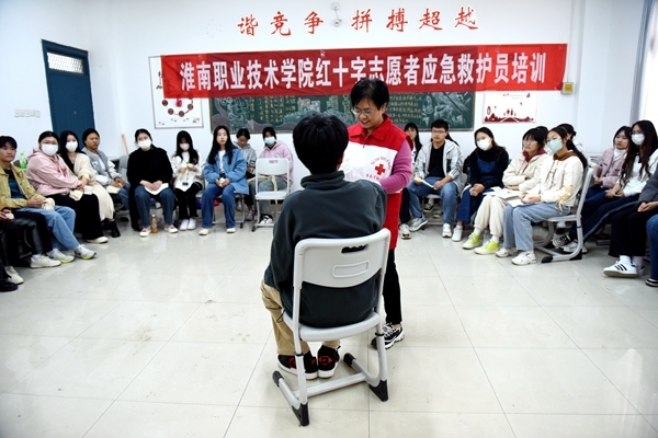 淮南市红会为淮职志愿者进行应急救护培训2