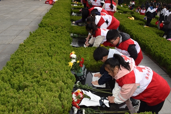 淮南市红十字淮河之星志愿服务队缅怀革命先烈10