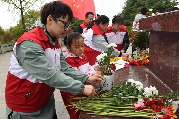 淮南市红十字淮河之星志愿服务队缅怀革命先烈5