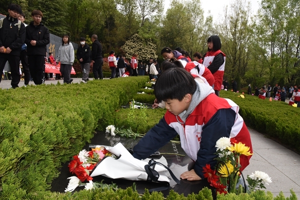 淮南市红十字淮河之星志愿服务队缅怀革命先烈9