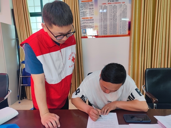 市红十字会持续献血采样走基层1