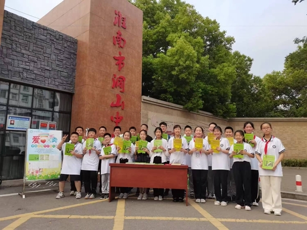 义卖献爱心,别样过六一2