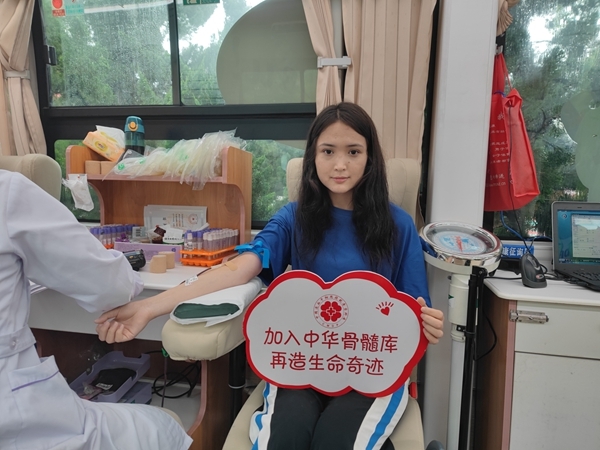 淮职学子连续两天献血采样4