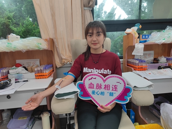 淮职学子连续两天献血采样5
