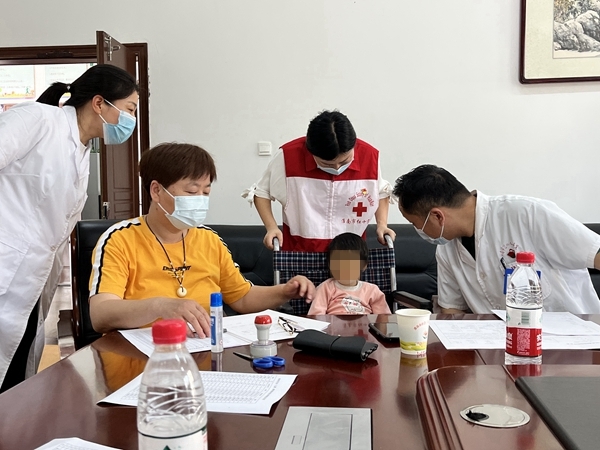 淮南市红十字会萤火虫志愿服务队送给残障儿童特别的礼物3