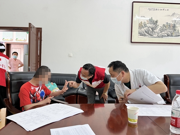 淮南市红十字会萤火虫志愿服务队送给残障儿童特别的礼物4