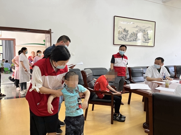 淮南市红十字会萤火虫志愿服务队送给残障儿童特别的礼物5