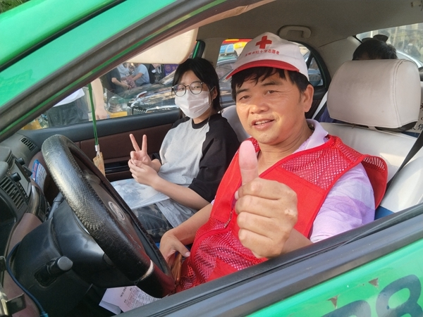 “淮小红”爱心护考温馨呵护学子赢得爱的回馈24