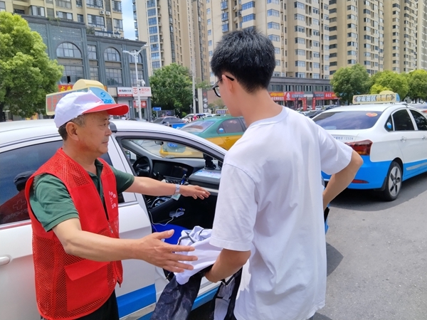 “淮小红”爱心护考温馨呵护学子赢得爱的回馈9