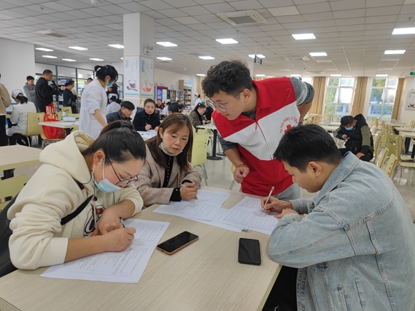 “淮小红”一天两场献血采样7