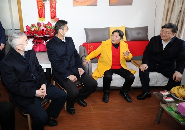 市委书记任泽锋慰问优秀红十字志愿者曾家英3