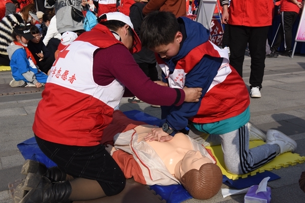 “淮小红”全市学雷锋纪念日活动显身手23