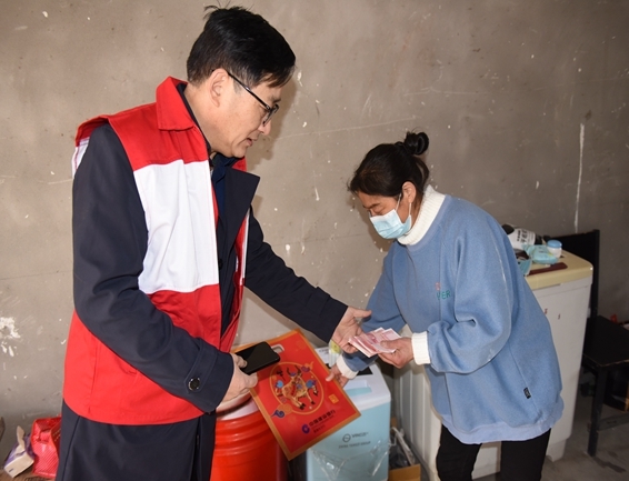 淮南市红十字会慰问救助大病贫困家庭1