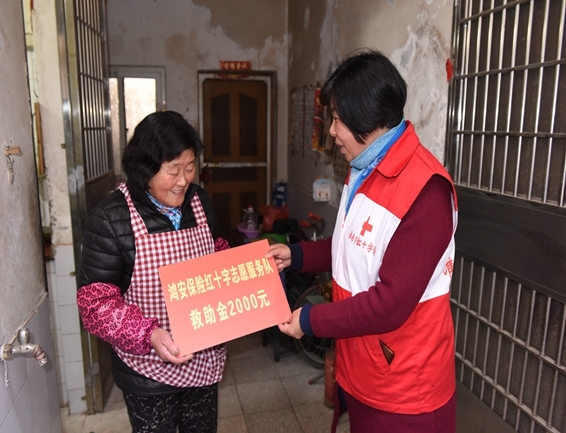 淮南市红十字会慰问救助大病贫困家庭4