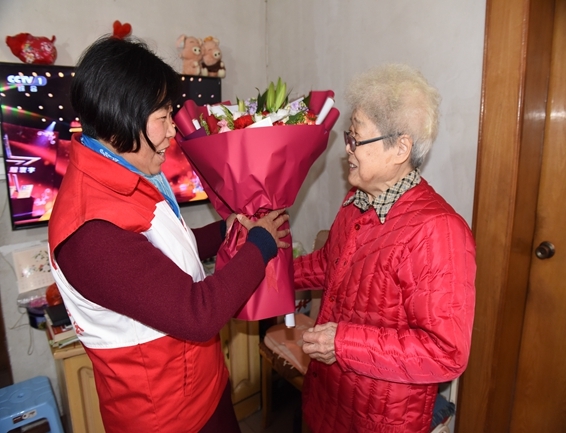 淮南市红十字会慰问遗体捐献志愿者及困难捐献者家属8