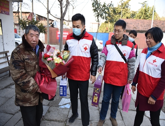 淮南市红十字会慰问优秀志愿者和造血干细胞捐献者4