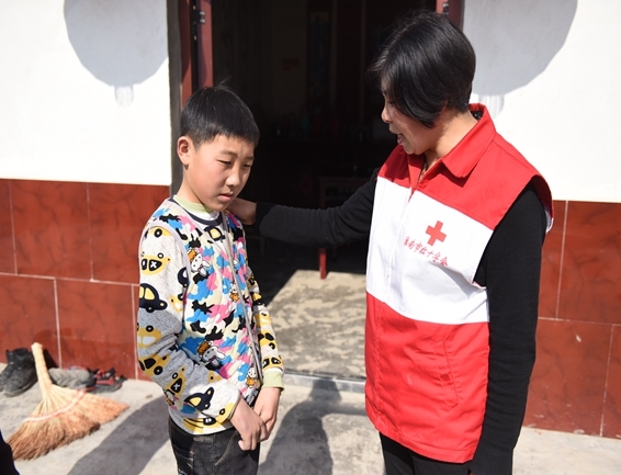 淮南市红十字会春节前走访扶贫户2