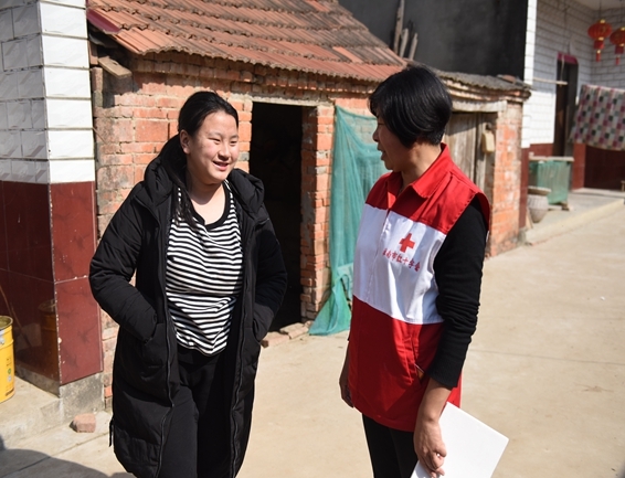 淮南市红十字会春节前走访扶贫户4