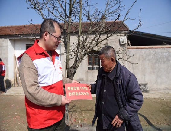 淮南市红十字会春节前走访扶贫户5