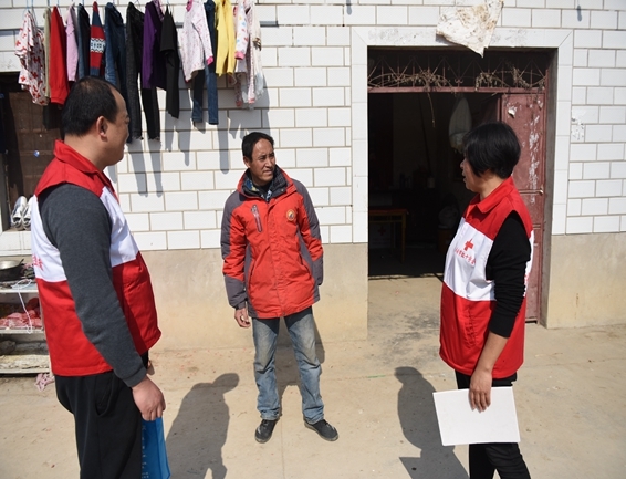 淮南市红十字会春节前走访扶贫户6